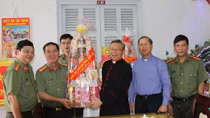 Công an TP Cần Thơ thăm, tặng quà nhân dịp Lễ Giáng sinh