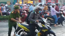 Công an TP Cần Thơ giúp dân ứng phó với triều cường cao kỷ lục