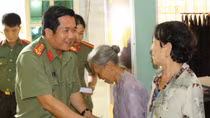 Công an TP Cần Thơ thăm, tặng quà cho bà con Ô Môn và Thốt Nốt