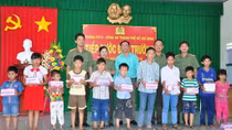 Công an TP Hồ Chí Minh trao quà cho học sinh nghèo Trà Vinh