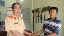 Trung tá CSGT trao trả ví tiền cho người dân đánh rơi