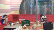 Quán karaoke hút khách bằng nữ tiếp viên múa thoát y