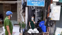 Công an phường hỗ trợ thực phẩm cho người dân trong khu phong toả