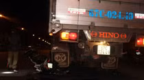 Chạy xe máy tốc độ cao, nam thanh niên húc vào xe tải tử vong
