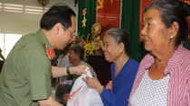 Đong đầy yêu thương với người dân nghèo miệt biển Trà Vinh
