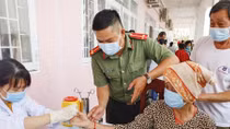 Công an TP Cần Thơ tổ chức khám bệnh, tặng quà cho người dân