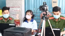 Công an “đội nắng” làm CCCD
