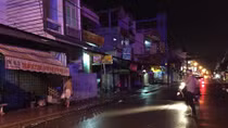 Bố trợ giúp con gái túm tóc rạch mặt đánh ghen trên phố