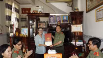 Công an TP Cần Thơ thăm hỏi, tặng quà các đồng chí lão thành cách mạng