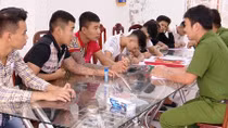 Triệu tập nhóm thanh niên đập phá hai quán ăn ở Vĩnh Long