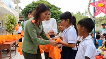 Công an Trà Vinh, Cần Thơ tặng quà, tổ chức trung thu cho học sinh 