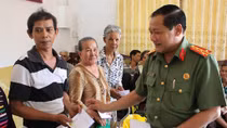 Công an TP Cần Thơ, Trà Vinh tặng quà nhân dịp Tết Chôl-Chnăm-Thmây 