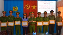 Công an Trà Vinh trao khen nhiều cá nhân có thành tích khám phá vụ lừa đảo tiền tỷ
