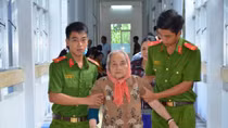 Công an Đồng Tháp khám bệnh và cấp phát thuốc cho gia đình chính sách