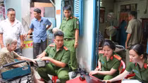 Công an TP Cần Thơ đến nhà cấp căn cước công dân cho người già