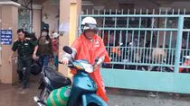 Người dân từ các điểm tránh bão ở Tiền Giang trở về nhà