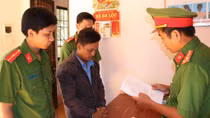 Chồng thuê người đánh con riêng của vợ