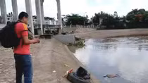 Người đàn ông bỏ nhậu xuống vớt thi thể trôi sông