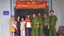 Công an Trà Vinh trao nhà nghĩa tình đồng đội