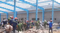 Bí thư Tỉnh uỷ Vĩnh Long thăm gia đình nạn nhân vụ sập tường