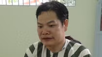 "Xoáy" súng của bố để... phòng thân!