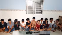 10 thanh niên dương tính với ma túy trong căn nhà có mã tấu và roi điện