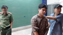 Tên cướp trốn truy nã bị bắt quả tang khi giật đồ trên phố
