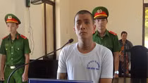 Trộm dây chuyền của người bị TNGT, lãnh 18 tháng tù