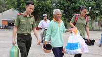 Công an TP Cần Thơ tặng quà cho gia đình chính sách, hộ nghèo tại Cờ Đỏ