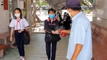 Học sinh khối 9 và 12 ở Đồng Tháp đến trường vào ngày 27/4
