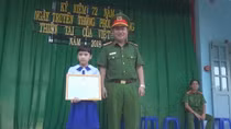 Công an TP Sa Đéc trao bằng khen nữ học sinh lớp 2 không tham của rơi