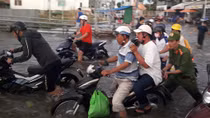 Công an TP Cần Thơ lội nước giúp dân khi triều cường đạt hơn 2m