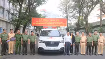 Công an tỉnh An Giang trao ôtô cấp cứu người bị tai nạn giao thông