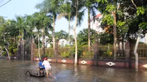Dân Cần Thơ vẫn bì bõm vì triều cường