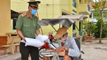 Công an TP Cao Lãnh trao tiền, tặng quà cho người nghèo trong mùa dịch COVID-19