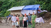 Tình người quyện sau lũ dữ