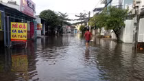 Người đàn ông bị nước cuốn trôi trong cơn mưa ngập ở Quảng Nam