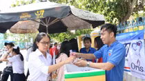 Tiếp nước tình nguyện cho thí sinh ngày nắng nóng