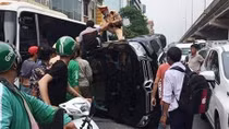 Cứu tài xế trong ô tô Mercedes bị lật nghiêng trên đường
