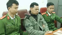 Lao xuống dòng sông bắt con nghiện bỏ chạy cùng 2 bánh heroin