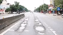 Quốc lộ 1 hỏng nặng sau mưa lũ vẫn chưa được sửa chữa