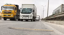 Xuất hiện nhiều vệt hằn lún nguy hiểm trên cầu Thanh Trì