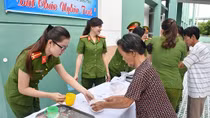 Những việc làm bình dị, ý nghĩa của nữ cán bộ, chiến sĩ Công an
