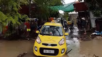 Lái xe taxi bị nước cuốn trôi: Tai nạn đã được báo trước(?)