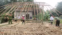 Xúc động hình ảnh Công an giúp dân trong bão lũ