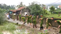 Công an huyện Yên Thủy làm nhiều việc tốt phục vụ nhân dân