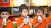 TP HCM triển khai chương trình sữa học đường tại 10 quận huyện