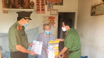 Tặng 3,5 tấn gạo cho các gia đình khó khăn, người dân tộc thiểu số