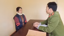 Khởi tố nữ giúp việc đánh đập, quăng quật bé gái gần 2 tháng tuổi