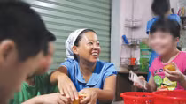 Những tình nguyện viên Nhật Bản chăm sóc người khuyết tật ở miền Trung
